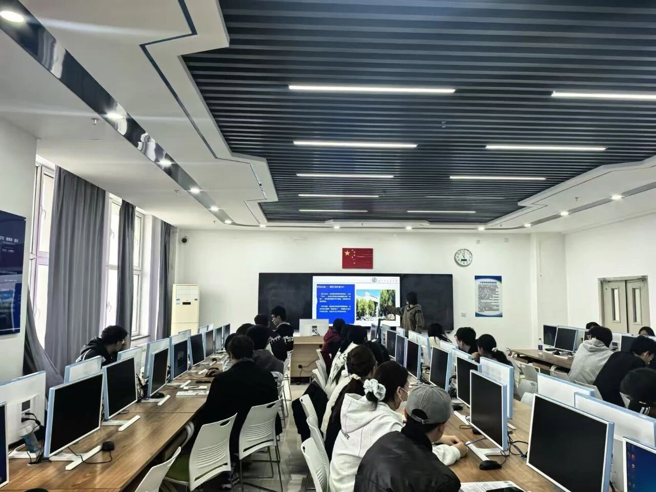 計(jì)算機(jī)與信息技術(shù)學(xué)院網(wǎng)絡(luò)遠(yuǎn)程技術(shù)教育 連接未來(lái)的智慧橋梁